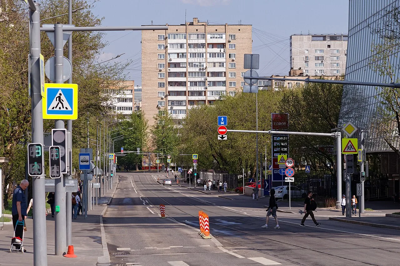Трифоновская улица в Москве, трамвайные пути, жилые дома и пешеходы